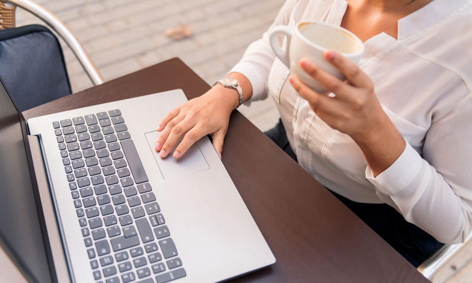 Teilnehmer arbeiten gemeinsam an journalistischen Blogprojekten